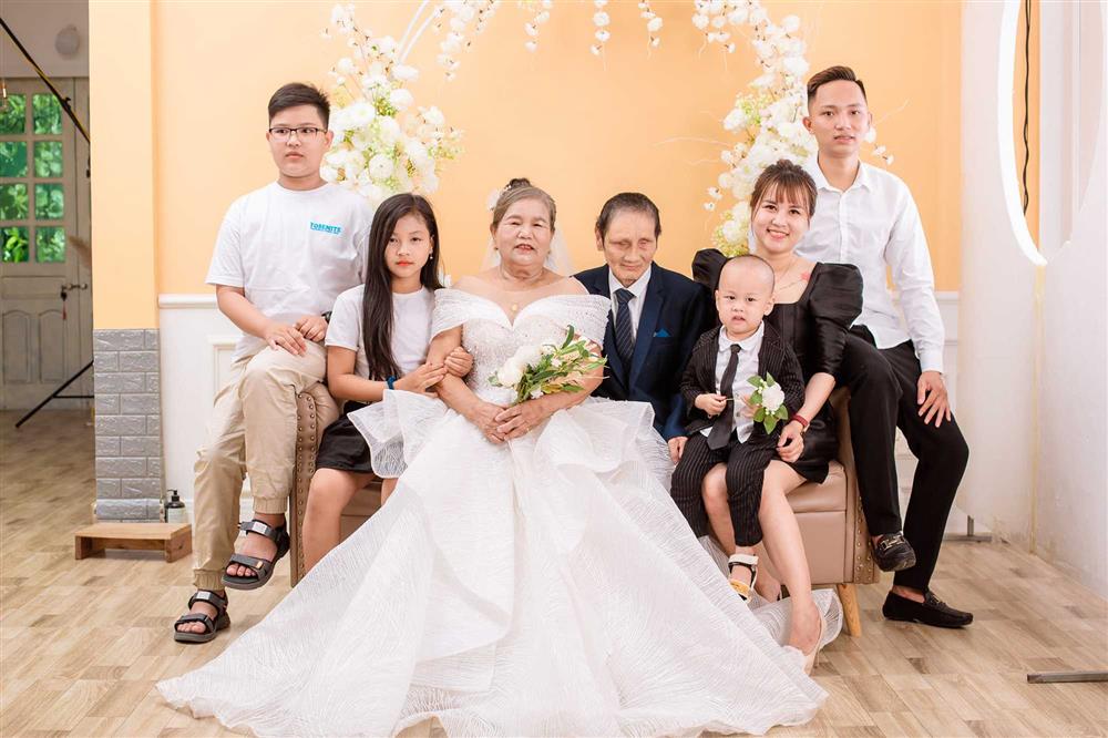 Cô gái mồ côi đồng ý cưới người đàn ông mù cách đây hơn 50 năm: Vợ tần tảo nuôi đủ 5 con với 1 chồng, nửa thế kỷ chưa từng than vãn!-12