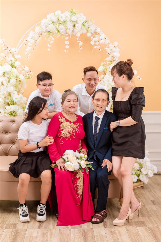 Cô gái mồ côi đồng ý cưới người đàn ông mù cách đây hơn 50 năm: Vợ tần tảo nuôi đủ 5 con với 1 chồng, nửa thế kỷ chưa từng than vãn!-14