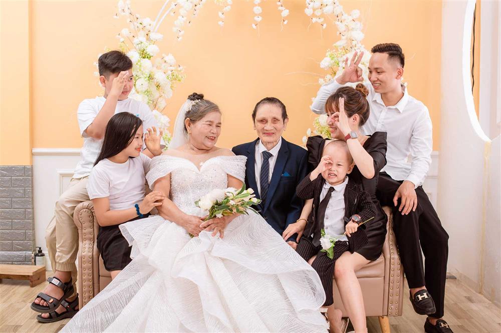 Cô gái mồ côi đồng ý cưới người đàn ông mù cách đây hơn 50 năm: Vợ tần tảo nuôi đủ 5 con với 1 chồng, nửa thế kỷ chưa từng than vãn!-10