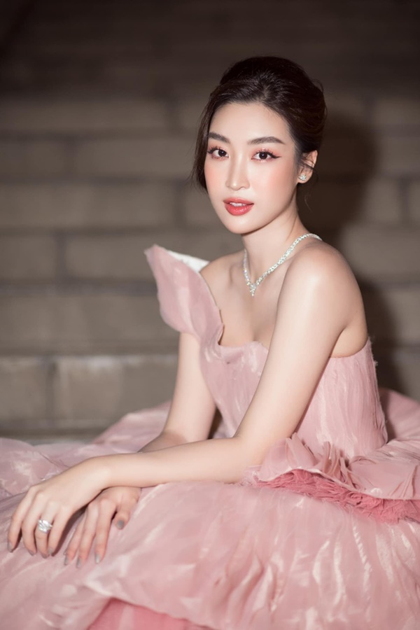 Cuộc sống hiện tại của Top 3 Hoa hậu Việt Nam 2016: Đỗ Mỹ Linh sắp kết hôn, 2 Á hậu thì sao?-5