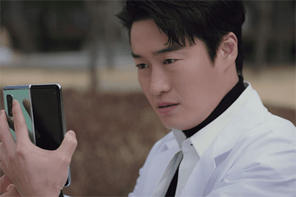 Sau khi mẹ mất, bố tái hôn, mẹ kế nhìn thấy tôi liền cười, tan học về nghe bà nói chuyện với bố tôi khóc-3