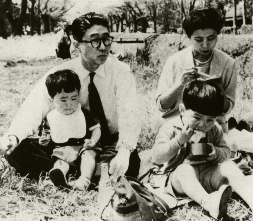 Nhìn lại khoảnh khắc ấn tượng không thể nào quên trong cuộc đời cựu Thủ tướng Abe Shinzo-1