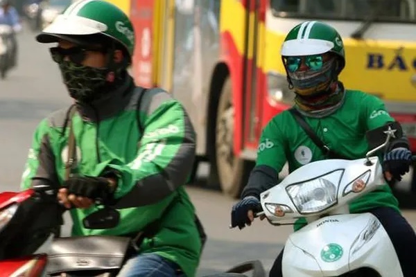 Thu phí nắng nóng, Grab nhận phản ứng từ hành khách: Cõng phí tắc đường, trời mưa, giờ lại thêm trời nắng?!-2