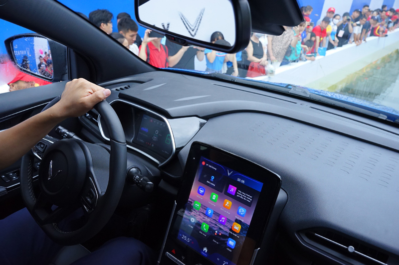 VF e34 chinh phục thử thách lội nước sâu nửa mét-4