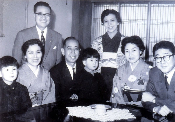 Gia đình của cựu Thủ tướng Nhật Abe Shinzo: Giàu truyền thống, 3 đời làm chính trị, chỉ có một điều đáng tiếc-2