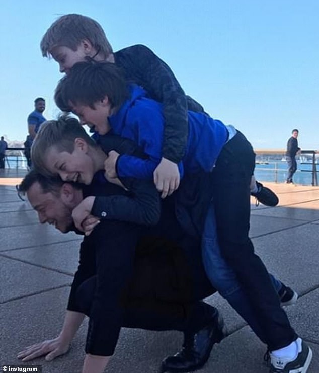 Gia đình con đàn cháu đống và tình sử lằng nhằng của Elon Musk: Thành tích chống suy giảm dân số vô tiền khoáng hậu-4