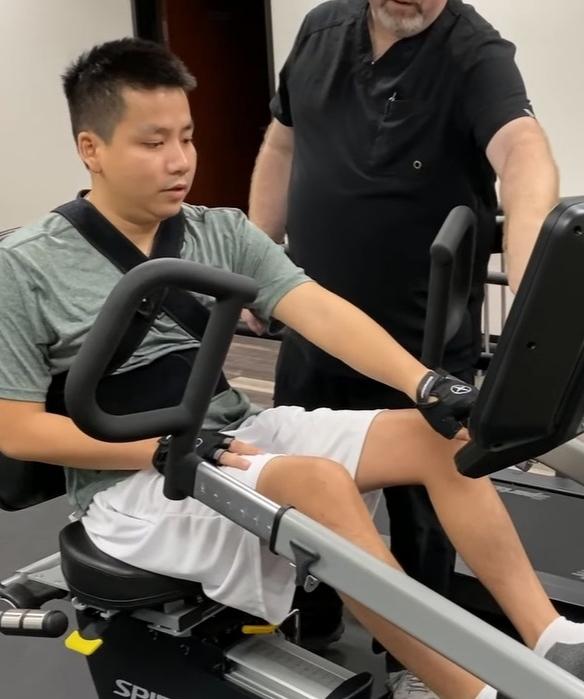 Khoa Pug khoe chiều cao khủng khi chi tiền tỷ phẫu thuật kéo chân-6