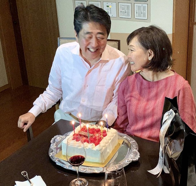 Tình yêu bền chặt ông Abe Shinzo dành cho vợ-4