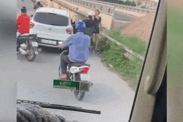 Người đàn ông cầm mã tấu chém xe ba gác sau va chạm giao thông-1