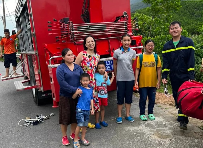 Nín thở theo dõi cảnh sát đu dây vượt dòng suối chảy siết giải cứu 6 người mắc kẹt khi đi dã ngoại-2