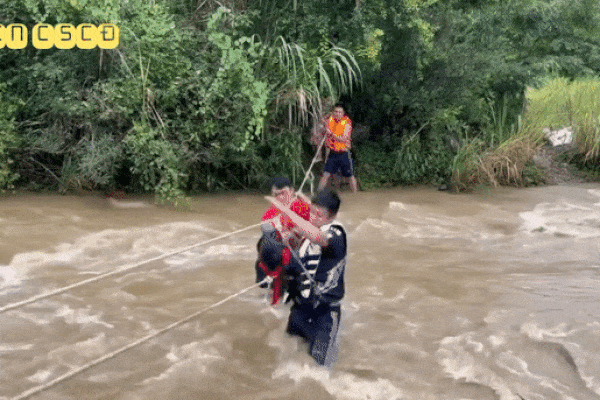 'Nín thở' theo dõi cảnh sát đu dây vượt dòng suối chảy siết giải cứu 6 người mắc kẹt khi đi dã ngoại