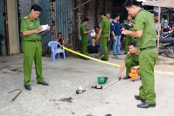 Khách tây bị hành hung bằng chai bia, ghế nhựa ở phố cổ Hà Nội-2