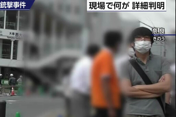 Người dân mang hoa đến trước nhà ông Abe-12