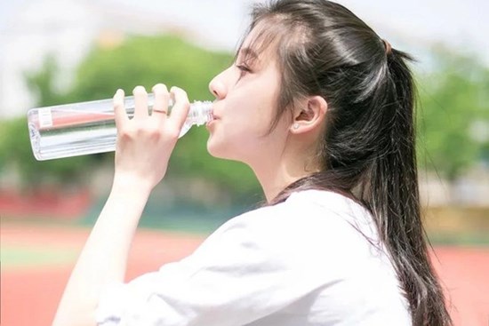 Những sai lầm uống nước làm đẹp da hầu hết chị em đều mắc phải