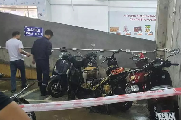 Cái kết cho tài xế mang bật lửa ra châm thuốc lá trong lúc đang đổ xăng-1