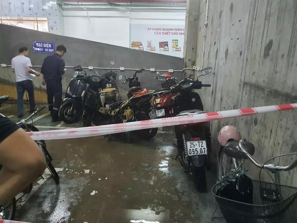 Cháy xe máy điện khi đang sạc ở chung cư Eco Green City-1