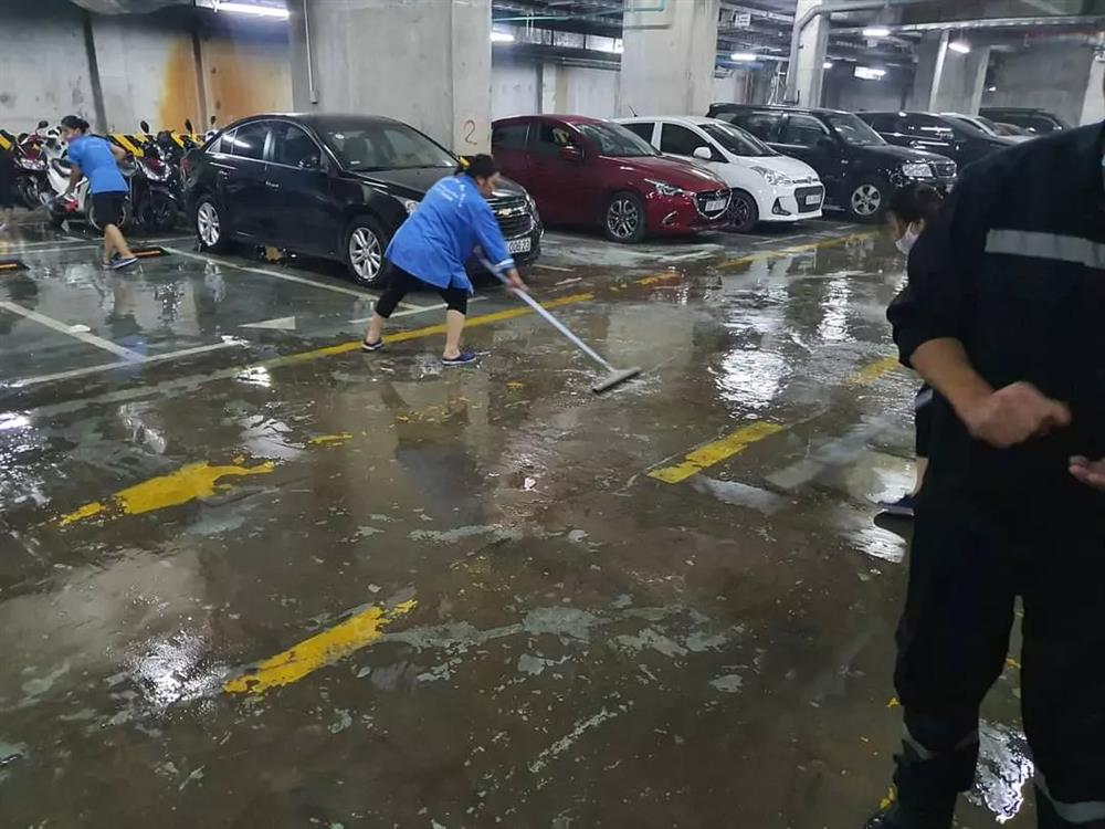 Cháy xe máy điện khi đang sạc ở chung cư Eco Green City-2