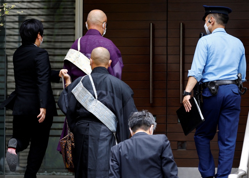 Người dân mang hoa đến trước nhà ông Abe-4