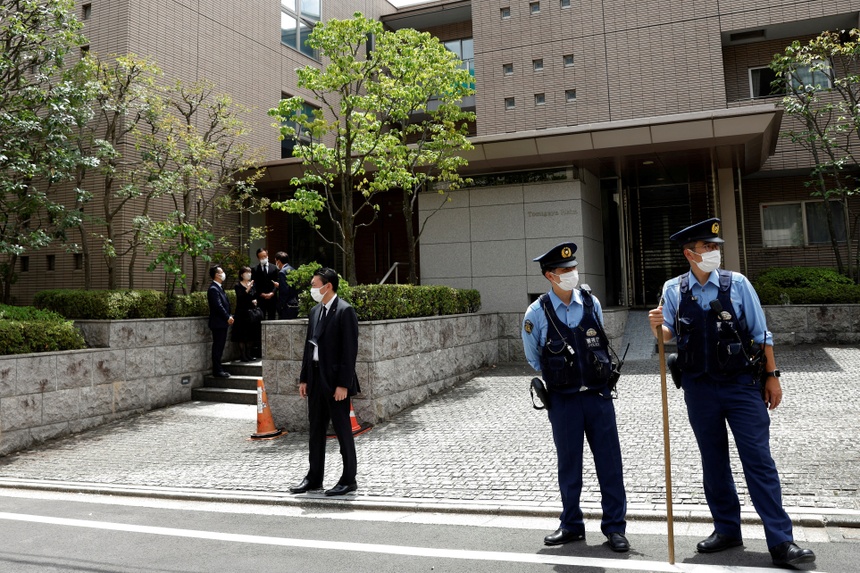 Người dân mang hoa đến trước nhà ông Abe-5