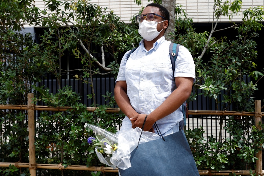 Người dân mang hoa đến trước nhà ông Abe-11