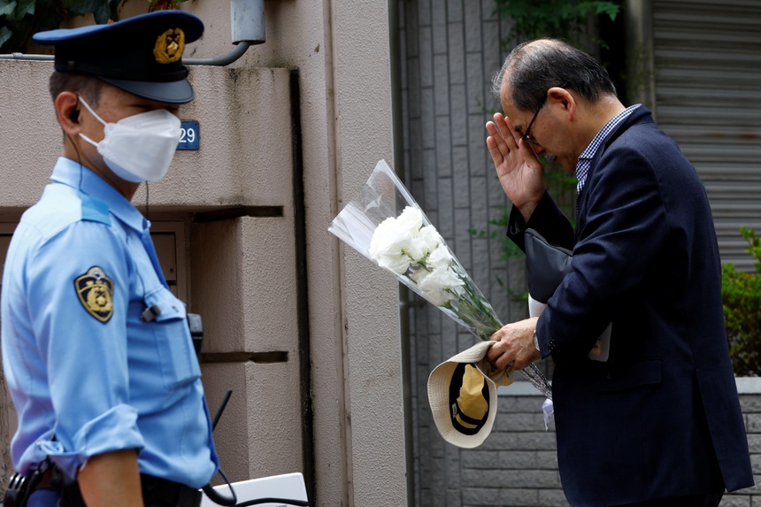 Người dân mang hoa đến trước nhà ông Abe-10
