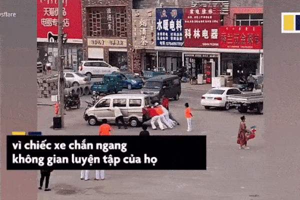 Những người phụ nữ đẩy ôtô để có không gian tập thể dục
