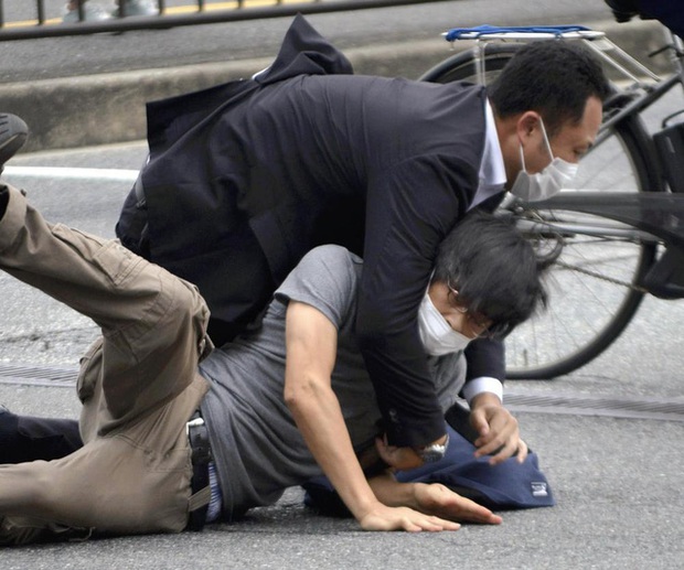 Nguyên nhân tử vong của cựu Thủ tướng Nhật Bản và lỗ hổng an ninh để tiếp cận ông Abe ở cự ly gần-2