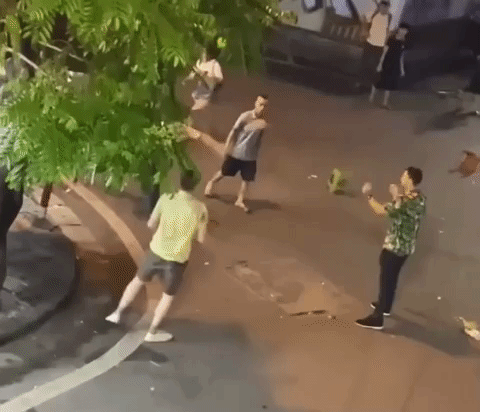 Thêm thông tin vụ 2 khách Tây ẩu đả với nhóm người Việt Nam ở phố cổ Hà Nội-1