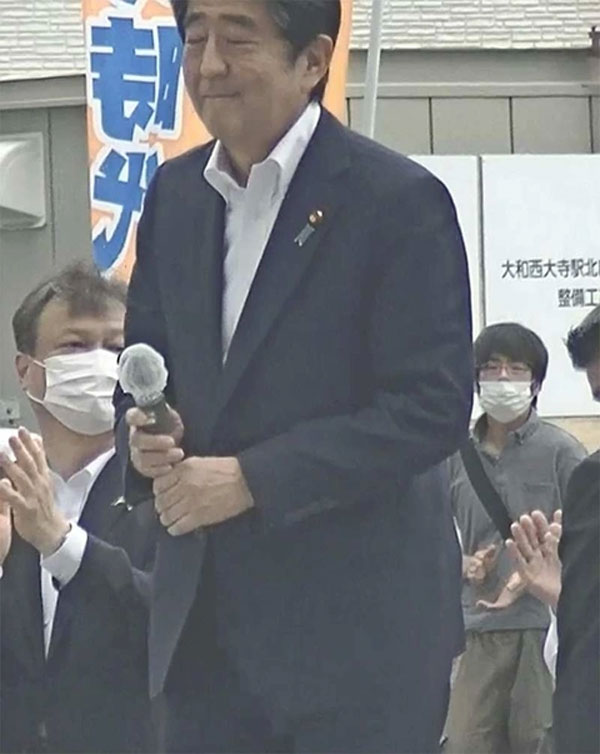 Bức ảnh cho thấy nghi phạm đứng ngay sau ông Abe đang phát biểu-1