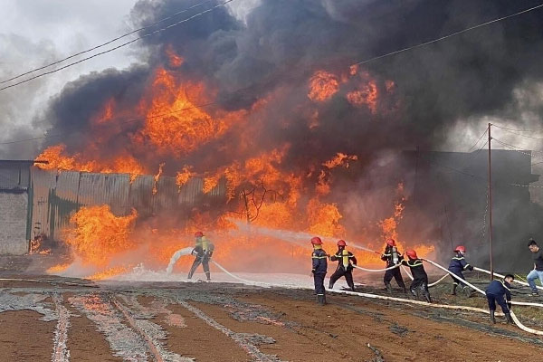 Cháy lớn thiêu rụi kho xưởng bao bì 100m2 ở Lâm Đồng-1