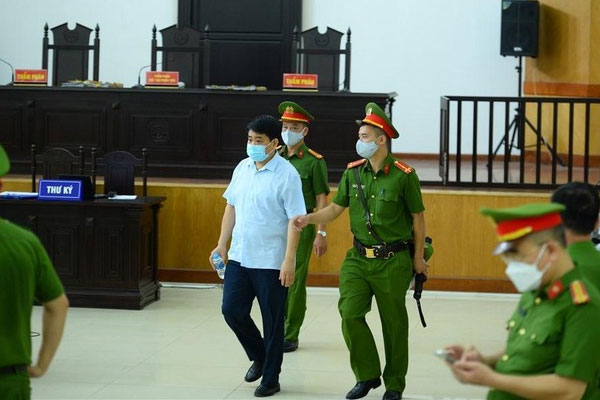 Ông Nguyễn Đức Chung nộp bệnh án và 85 bằng khen, giấy khen đến tòa án-1