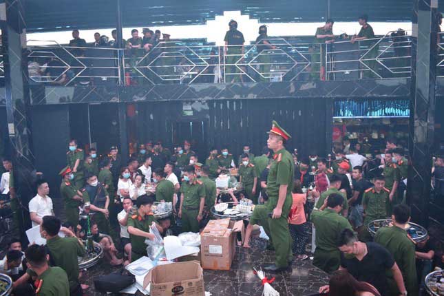 Công an Bắc Giang đột kích quán bar The Light, đưa hơn 200 dân chơi về trụ sở-1