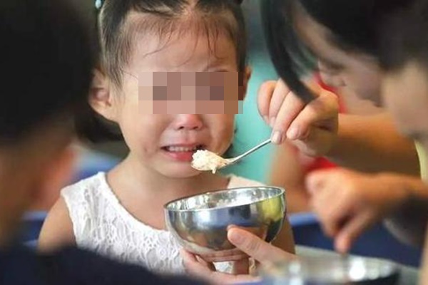 Bé gái 5 tuổi ngực bắt đầu phát triển do dậy thì sớm, thủ phạm là 3 loại thực phẩm mà bố mẹ nào cũng đã từng cho con ăn ít nhất 1 lần-1