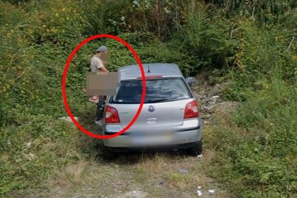 Cặp đôi rúc xe vào bãi cỏ ven đường để hành sự, không ngờ vẫn bị camera của Google Maps tóm gọn-1