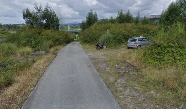Cặp đôi rúc xe vào bãi cỏ ven đường để hành sự, không ngờ vẫn bị camera của Google Maps tóm gọn-2