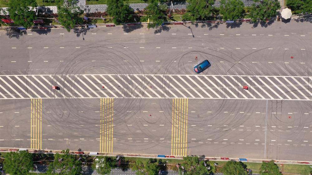 Màn đua nghẹt thở của VF e34 tại giải đua Gymkhana bằng xe điện đầu tiên-4