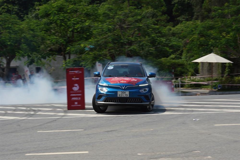 Màn đua nghẹt thở của VF e34 tại giải đua Gymkhana bằng xe điện đầu tiên-5