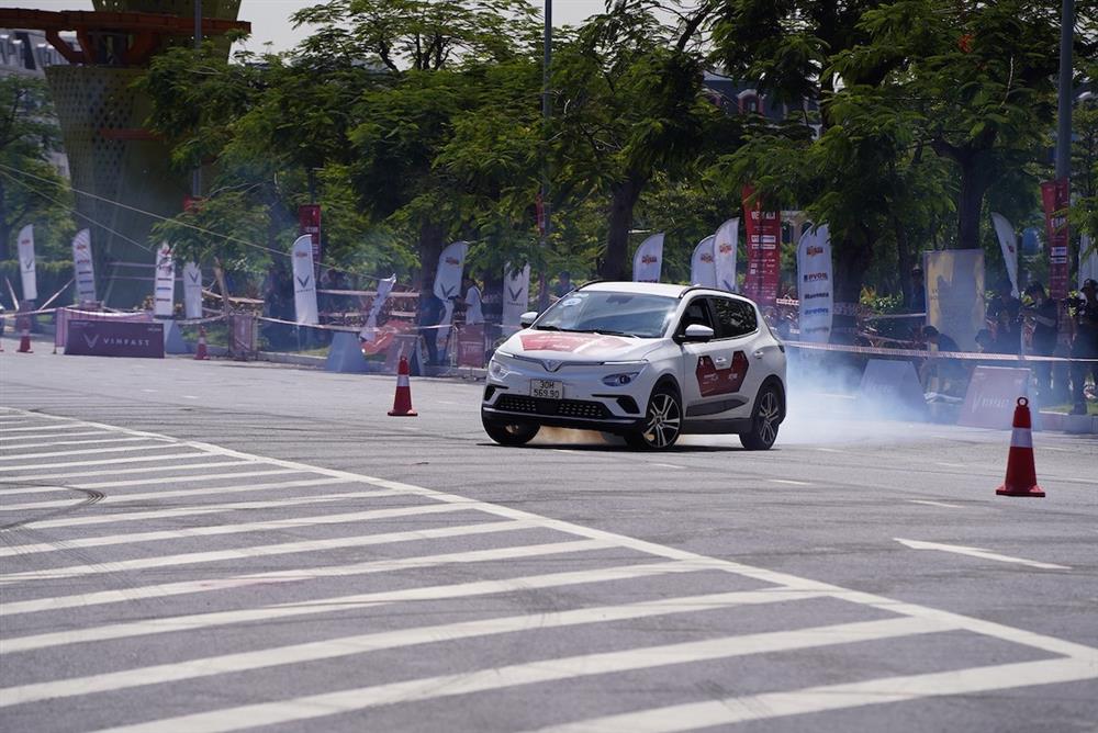 Màn đua nghẹt thở của VF e34 tại giải đua Gymkhana bằng xe điện đầu tiên-6