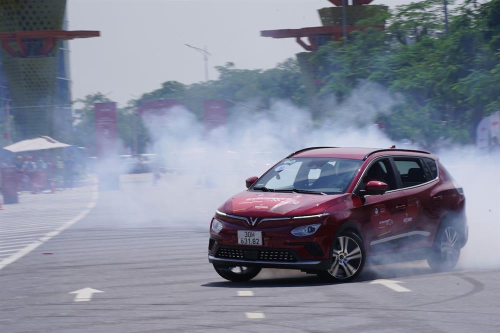 Màn đua nghẹt thở của VF e34 tại giải đua Gymkhana bằng xe điện đầu tiên-8