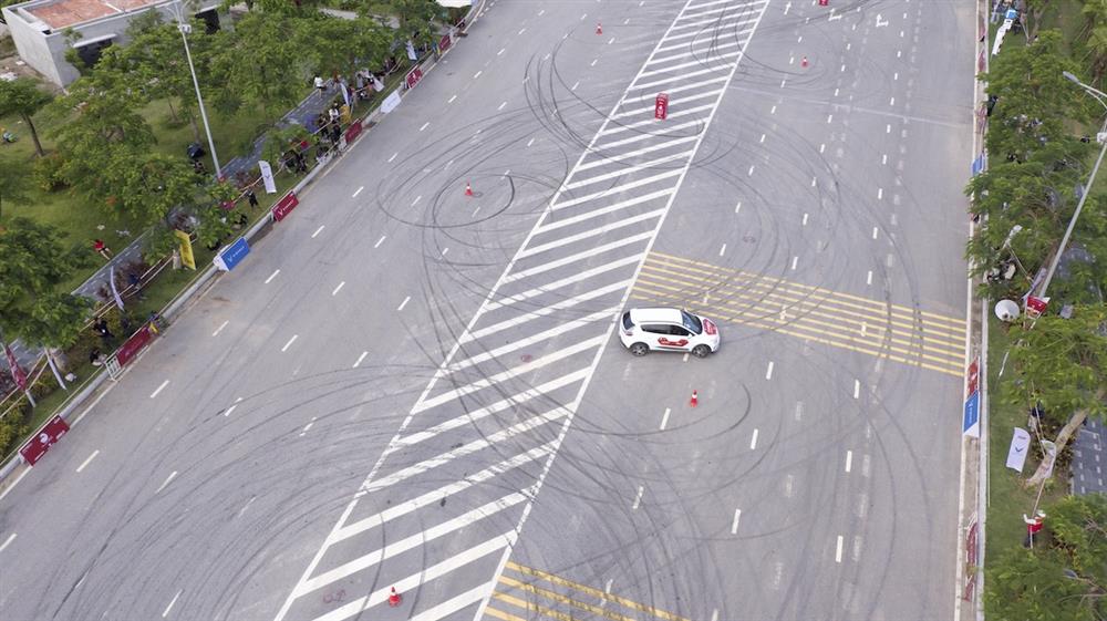 Màn đua nghẹt thở của VF e34 tại giải đua Gymkhana bằng xe điện đầu tiên-9