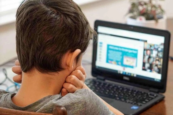 Ông bố bủn rủn chân tay khi xem máy tính của con trai-1