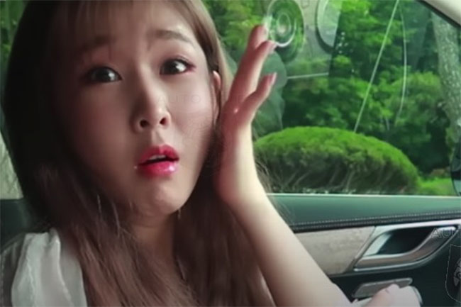 Trên đường đi làm về thấy 1 chiếc ô tô đỗ bên đường lắc lư, tò mò tôi quay video, về nhà nhận ra bên trong có vợ mình-1