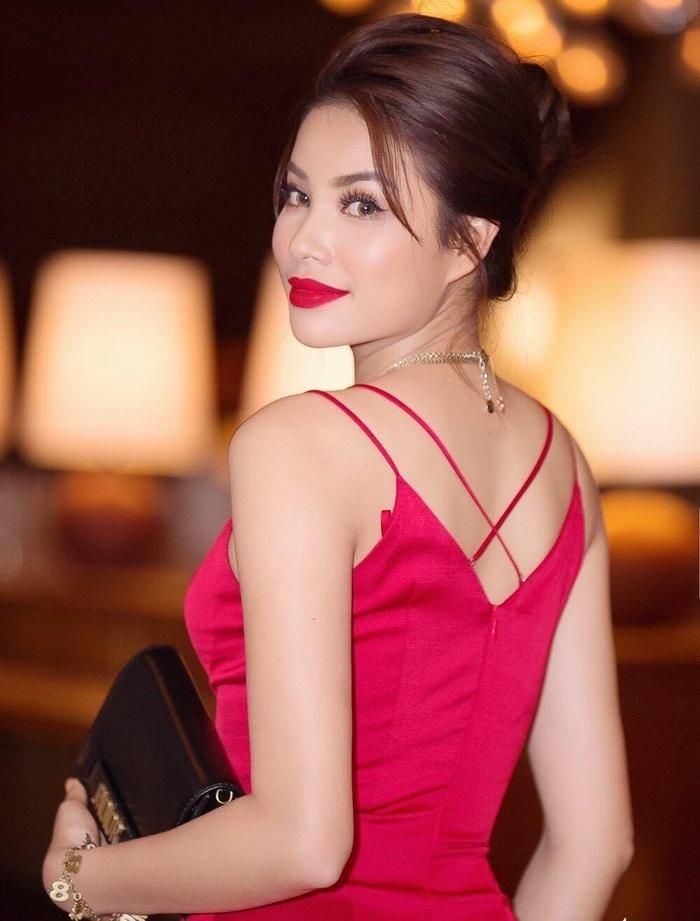 Hoa hậu Phạm Hương đăng ảnh cô dâu, chuẩn bị kết hôn ở Việt Nam?-1