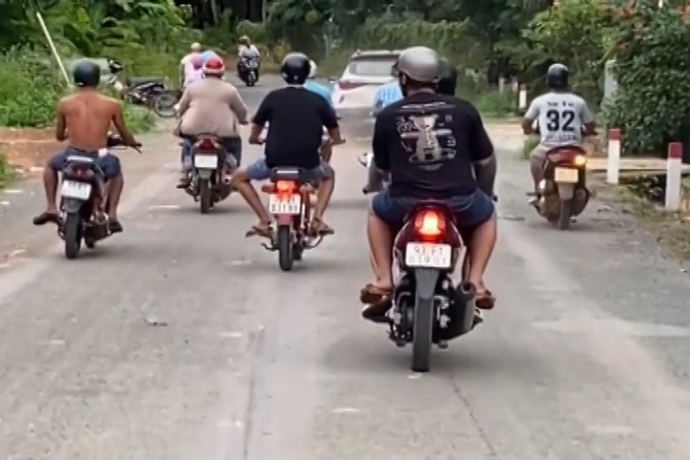 Nữ tài xế ở Bình Phước bỏ chạy sau tai nạn, người dân truy đuổi, dùng cây gỗ chặn đầu xe-1