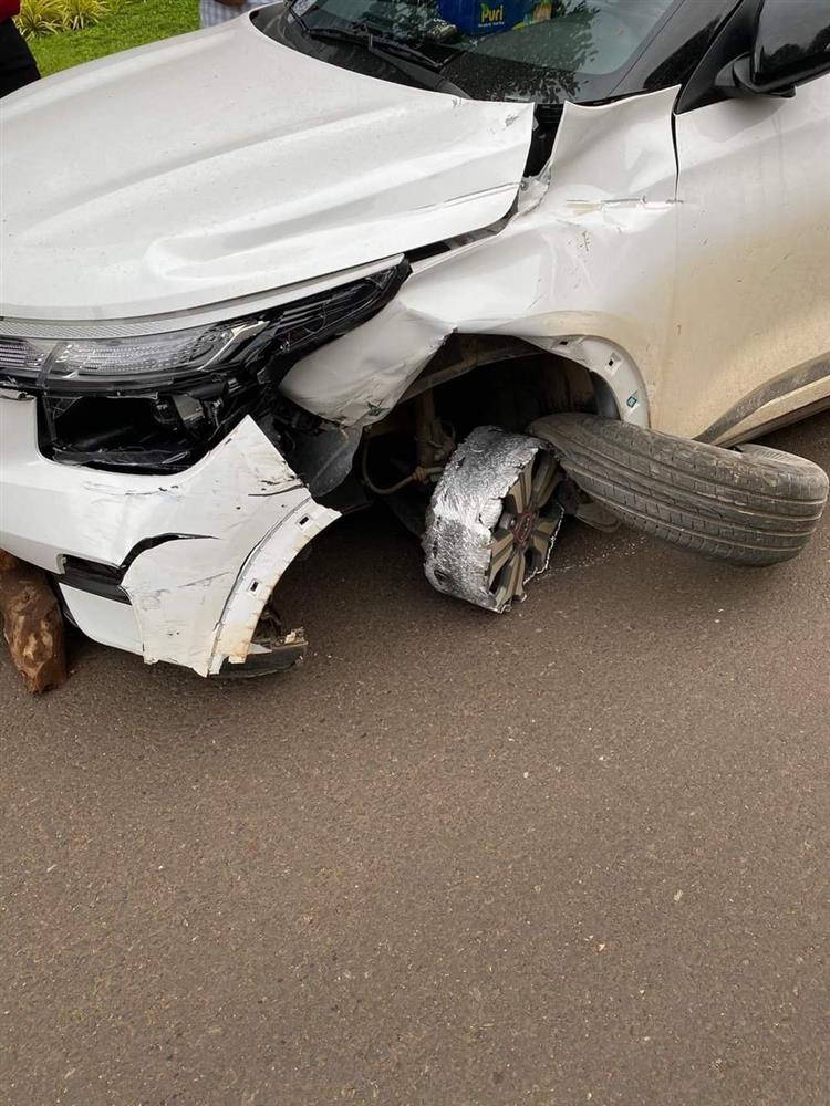 Nữ tài xế ở Bình Phước bỏ chạy sau tai nạn, người dân truy đuổi, dùng cây gỗ chặn đầu xe-3