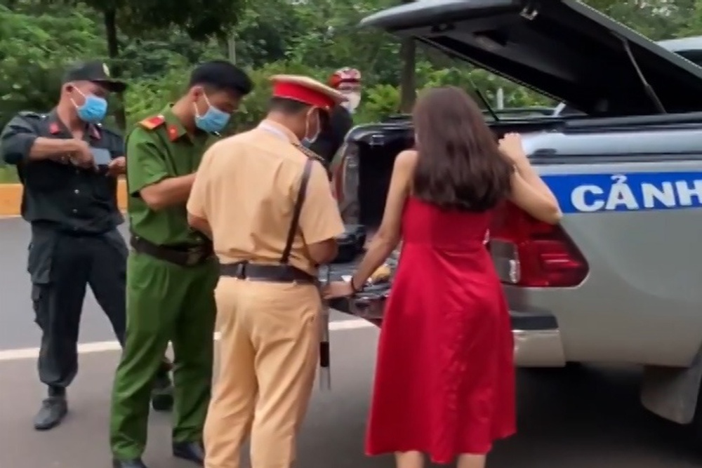 Nữ tài xế ở Bình Phước bỏ chạy sau tai nạn, người dân truy đuổi, dùng cây gỗ chặn đầu xe-4