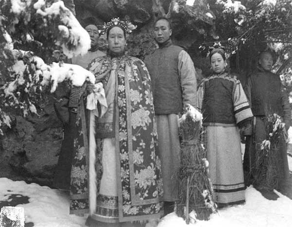 Vì sao khi Thái hậu Từ Hi đi vệ sinh, các cung nữ phải ngậm nước trong miệng?-3