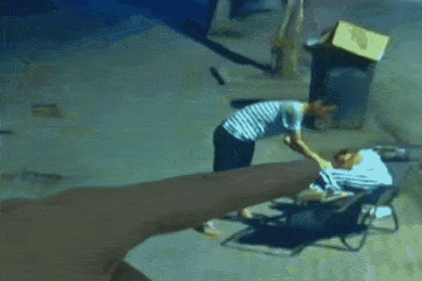 Clip: Ngủ say, người phụ nữ bị nam thanh niên trộm điện thoại