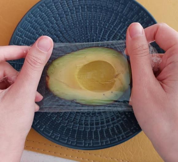 Bơ đã cắt dở rất dễ bị thâm: 5 mẹo bảo quản bơ tươi lâu, không thâm đen có thể bạn chưa biết!-2