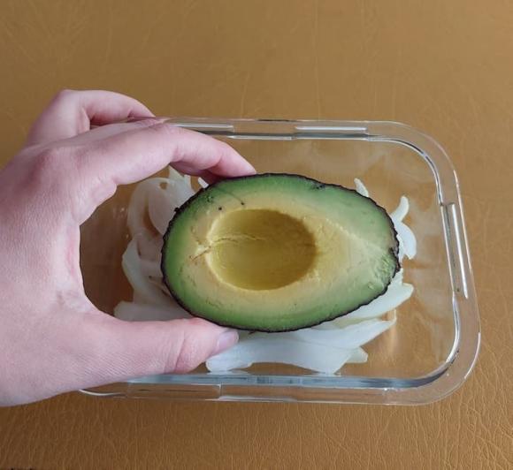 Bơ đã cắt dở rất dễ bị thâm: 5 mẹo bảo quản bơ tươi lâu, không thâm đen có thể bạn chưa biết!-8